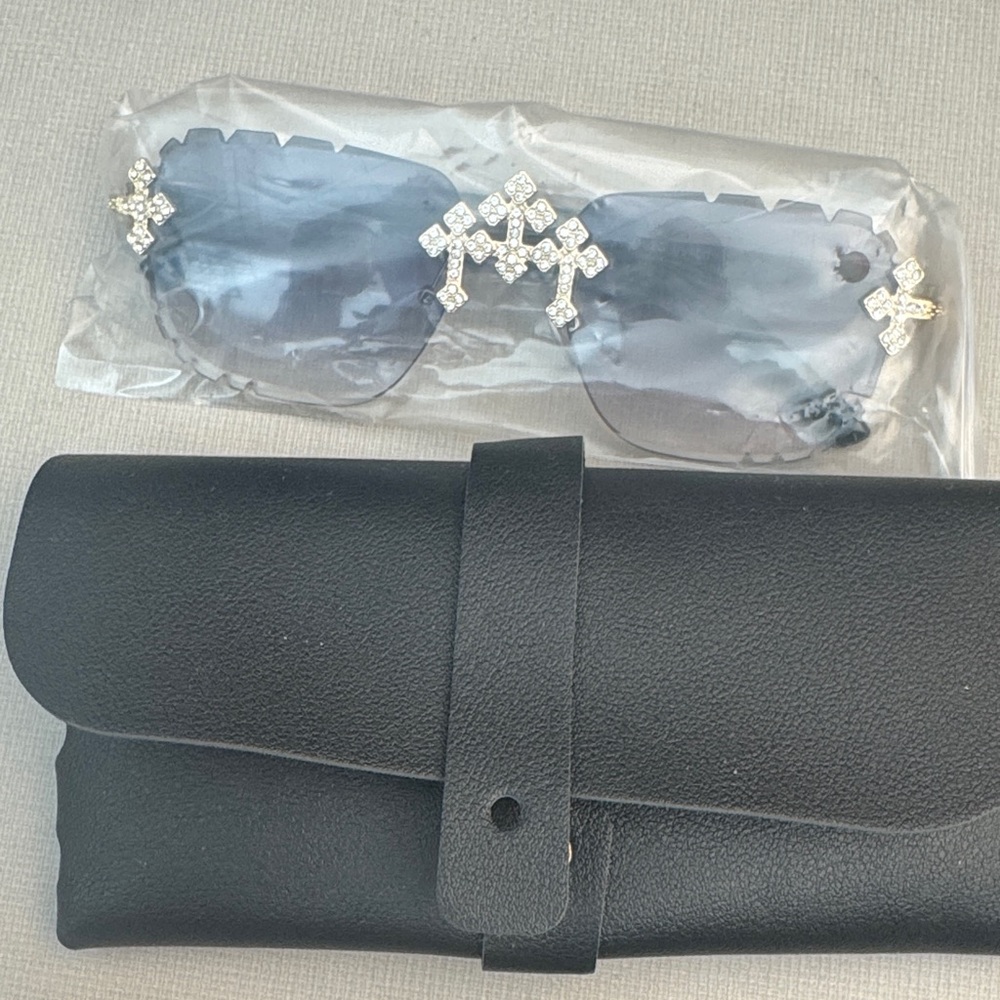 Elegant Crystal Embellished Sunglasses - Picture 3 of 4